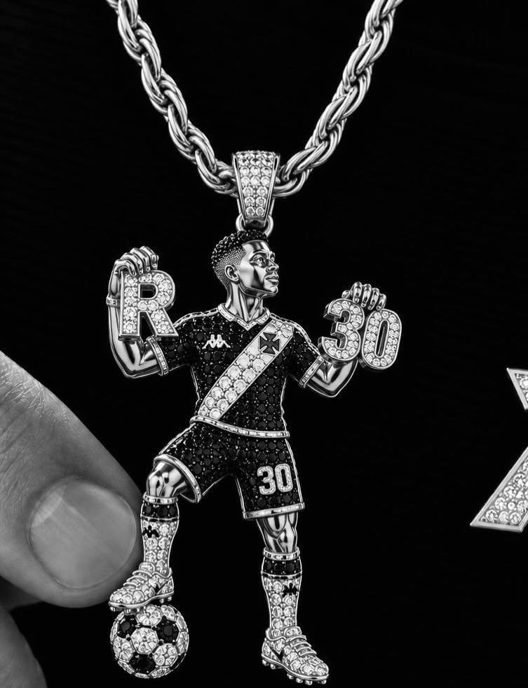 Robert Renan exibe cordão com sua imagem e camisa do Vasco
