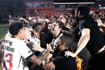 Jogadores do Vasco comemorando classificação no Barradão