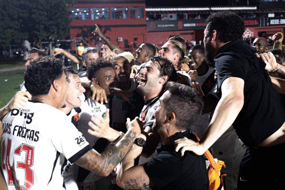 Jogadores do Vasco comemorando classificação no Barradão