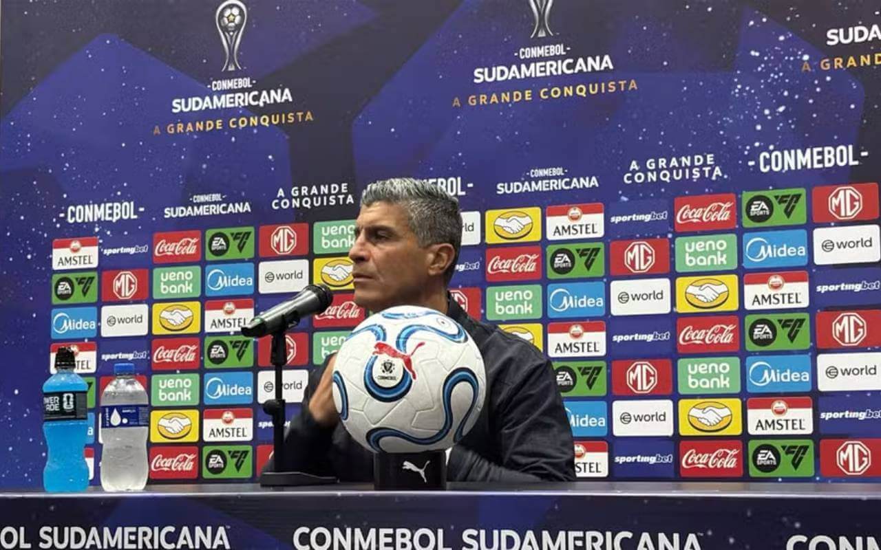 Pedro Emanuel, técnico do Vasco, em entrevista coletiva