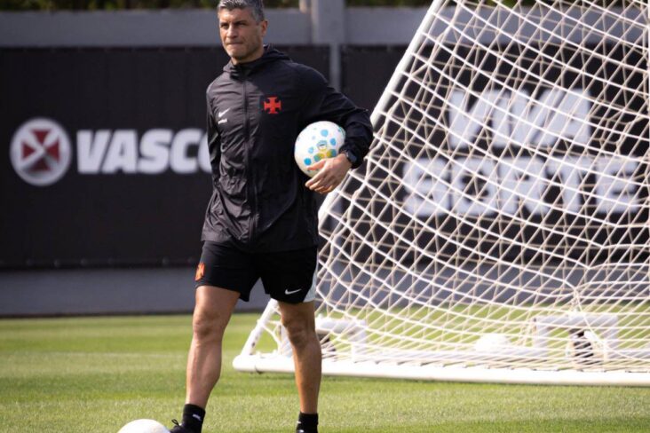 Pedro Emanuel durante treino do Vasco
