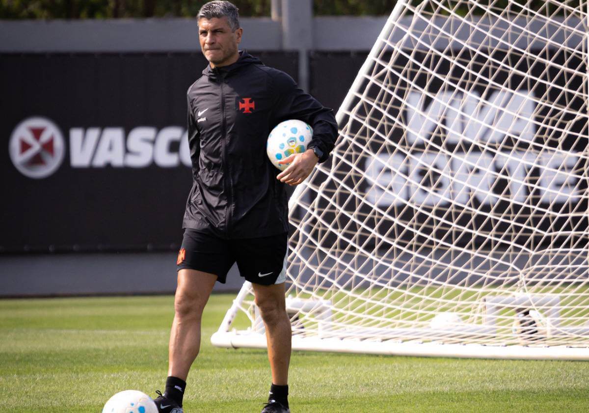 Pedro Emanuel durante treino do Vasco