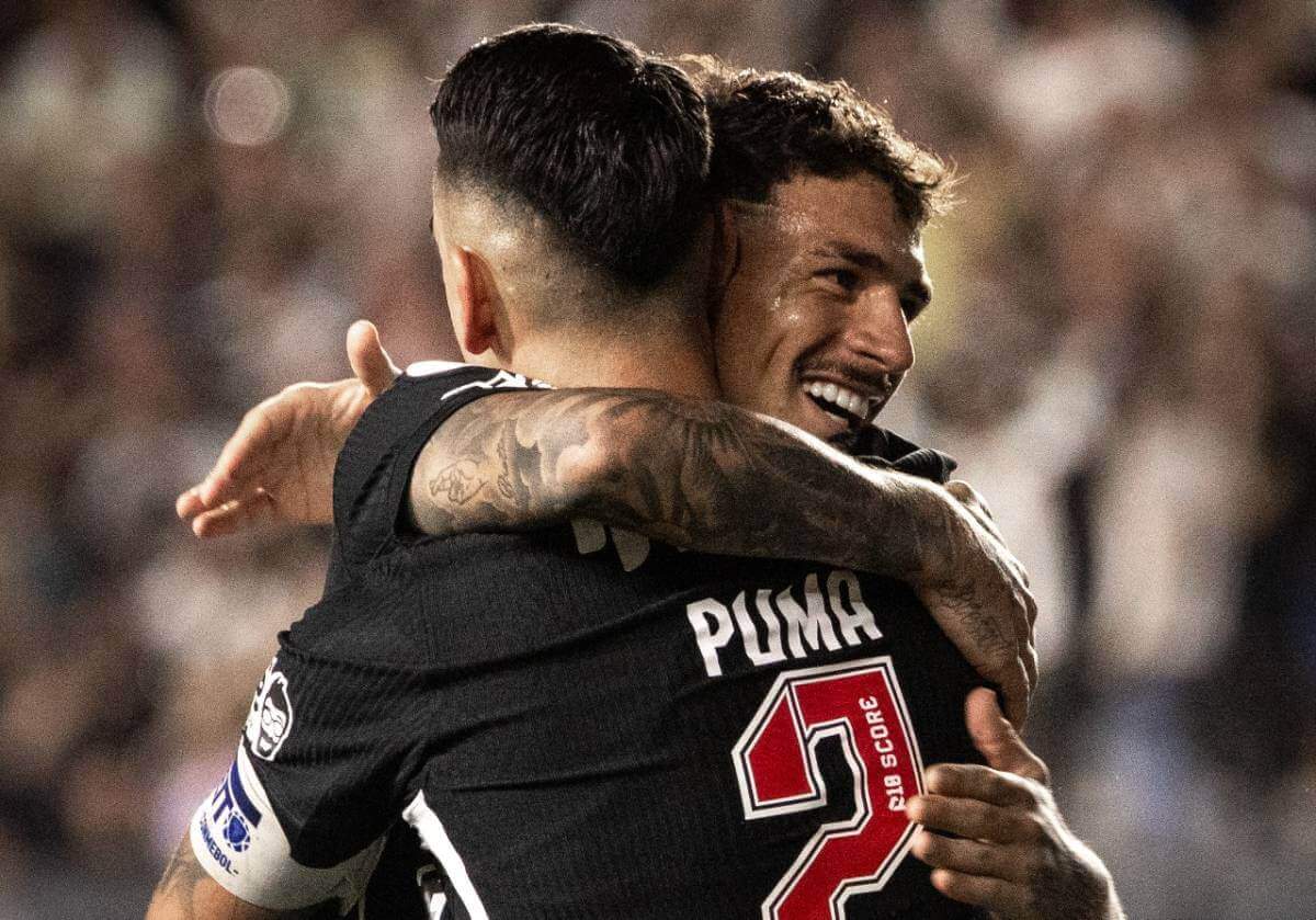 Saldivia e Puma comemorando vitória do Vasco