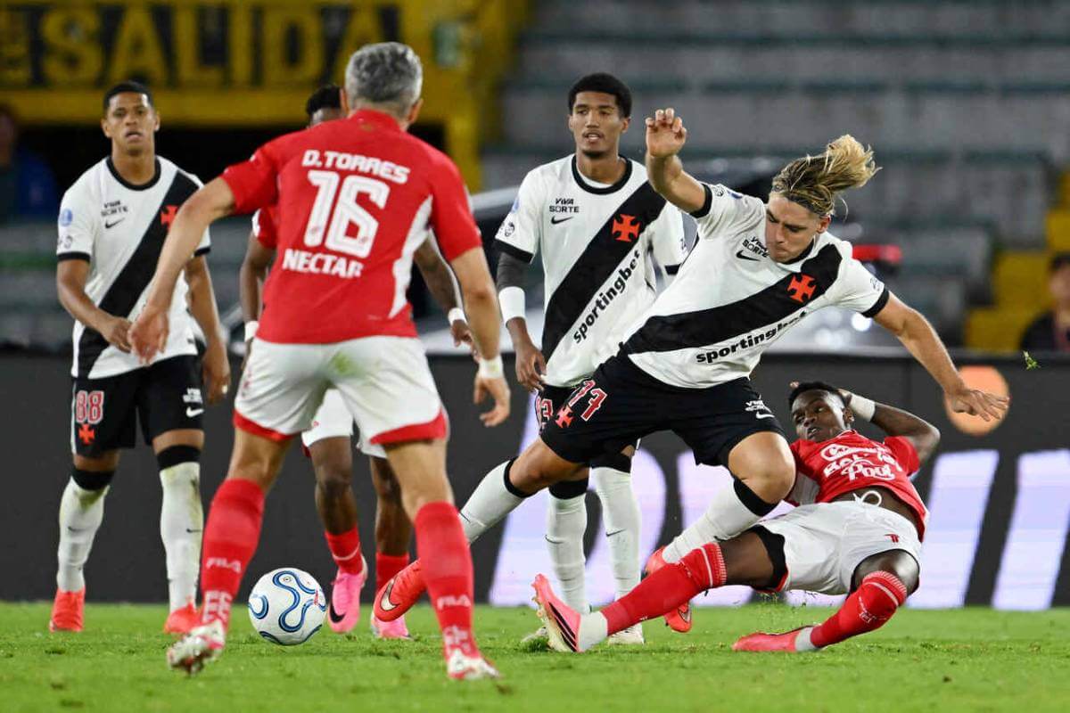 Spinelli em jogo contra o Santa Fe na Colômbia