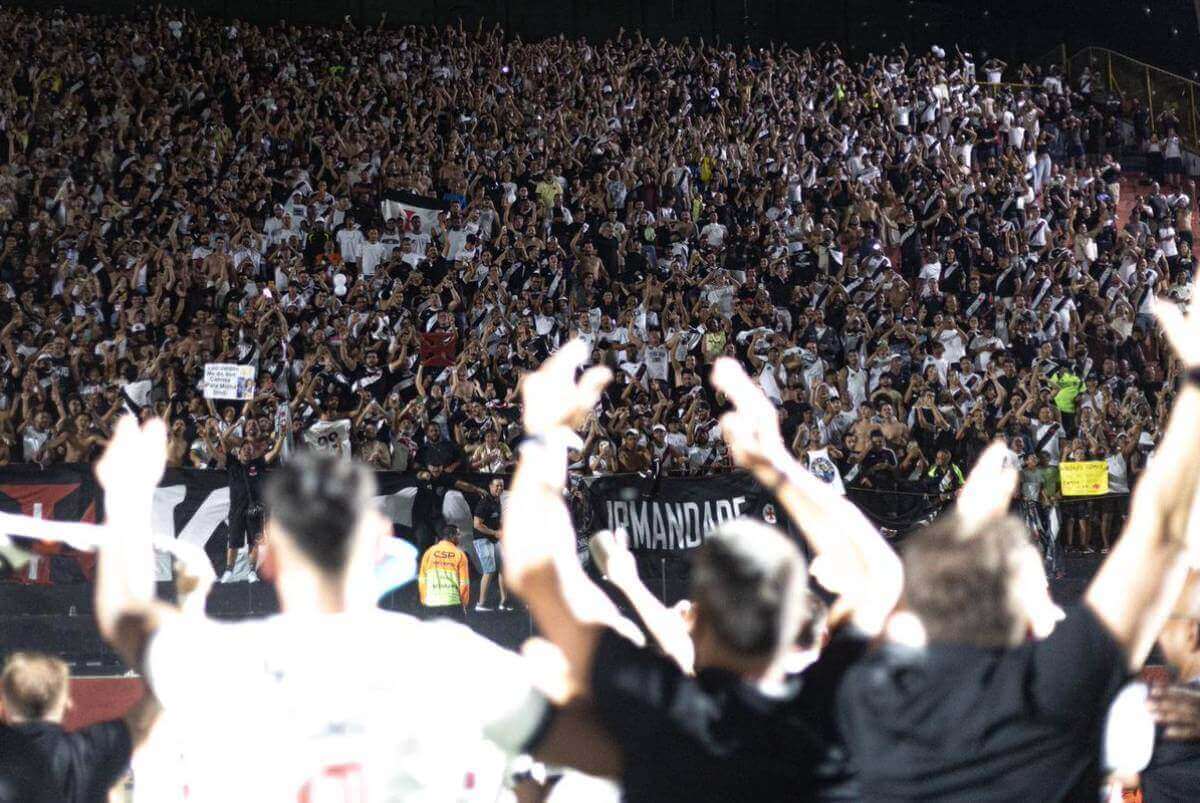 Torcida do Vasco comemorando classificação no Barradão