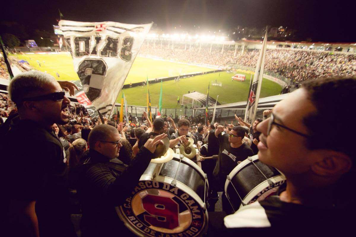 Torcida do Vasco em jogo contra o Coritiba em São Januário