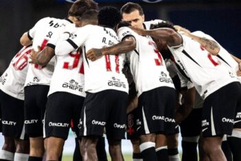 Jogadores do Vasco em clássico contra o Fluminense