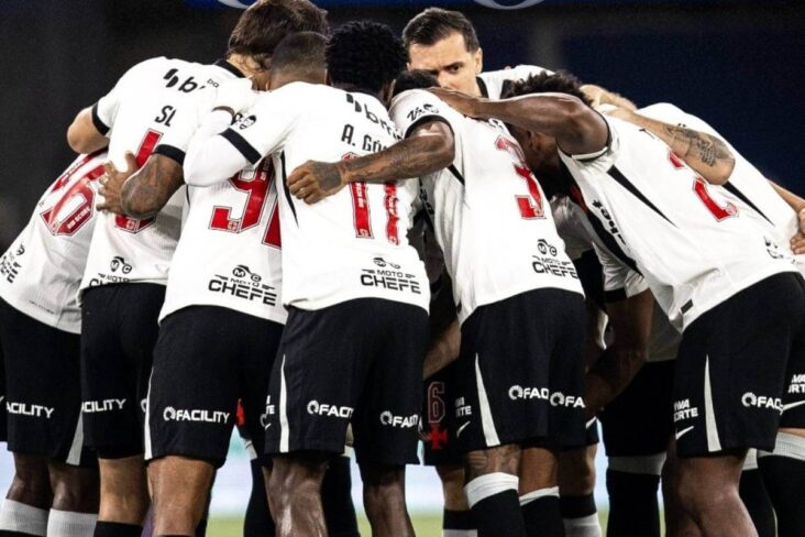 Jogadores do Vasco em clássico contra o Fluminense