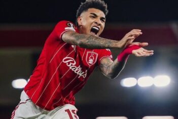 Igor Jesus, jogador do Nottingham Forest, comemorando seu gol diante do Porto, pela Europa League
