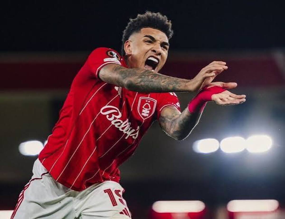 Igor Jesus, jogador do Nottingham Forest, comemorando seu gol diante do Porto, pela Europa League
