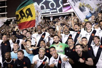 Jogadores do Vasco e torcida no Nilton Santos