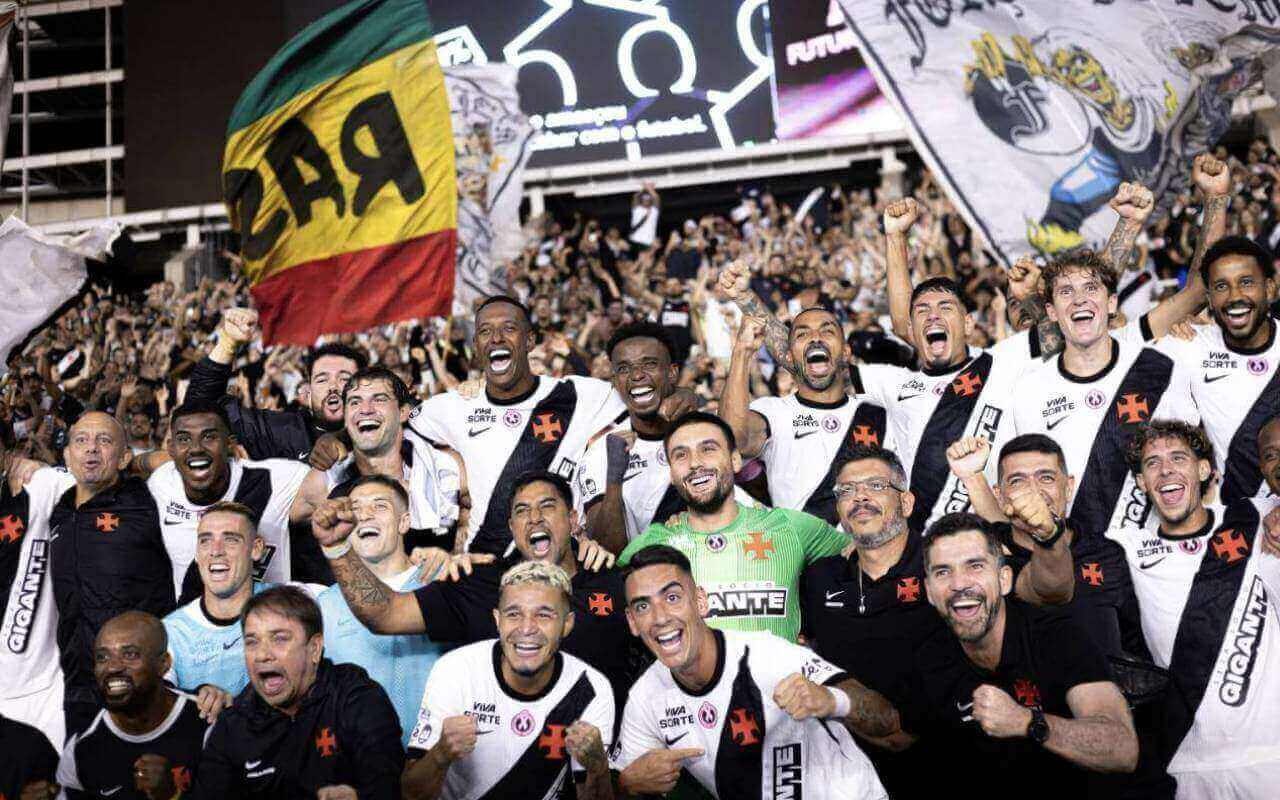 Jogadores do Vasco e torcida no Nilton Santos