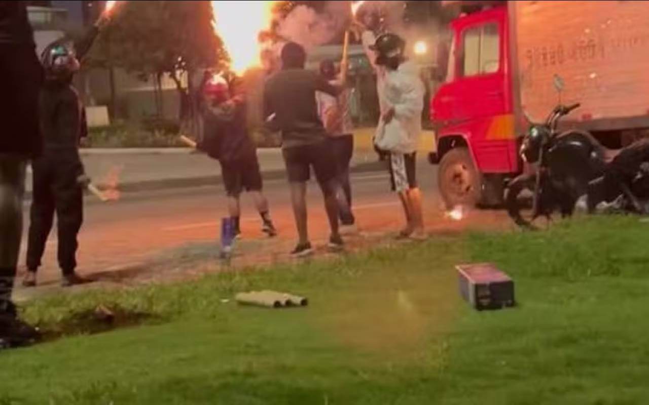 Vascaínos fazem foguetório ao lado do hotel do Boca no Rio