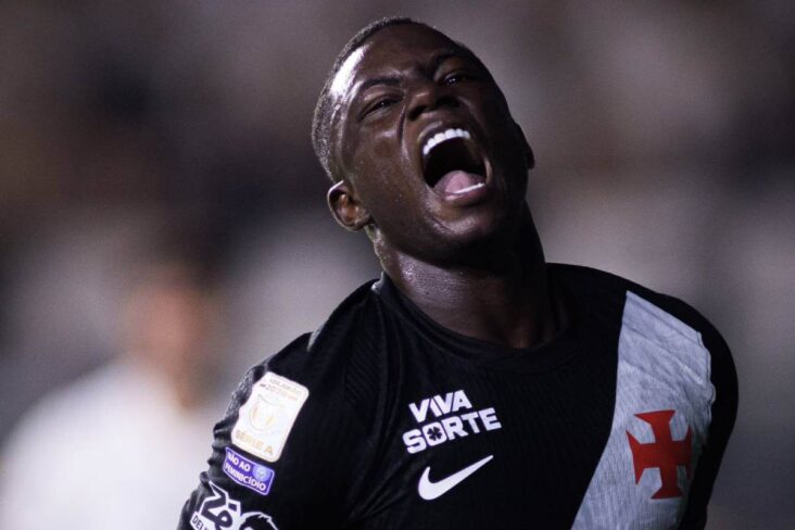 Hinestroza comemorando gol contra o Corinthians