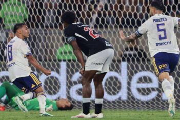 Léo Jardim falha em gol de Paredes