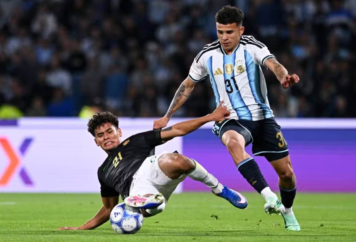 Leonel Flores em amistoso entre Argentina e Bolívia