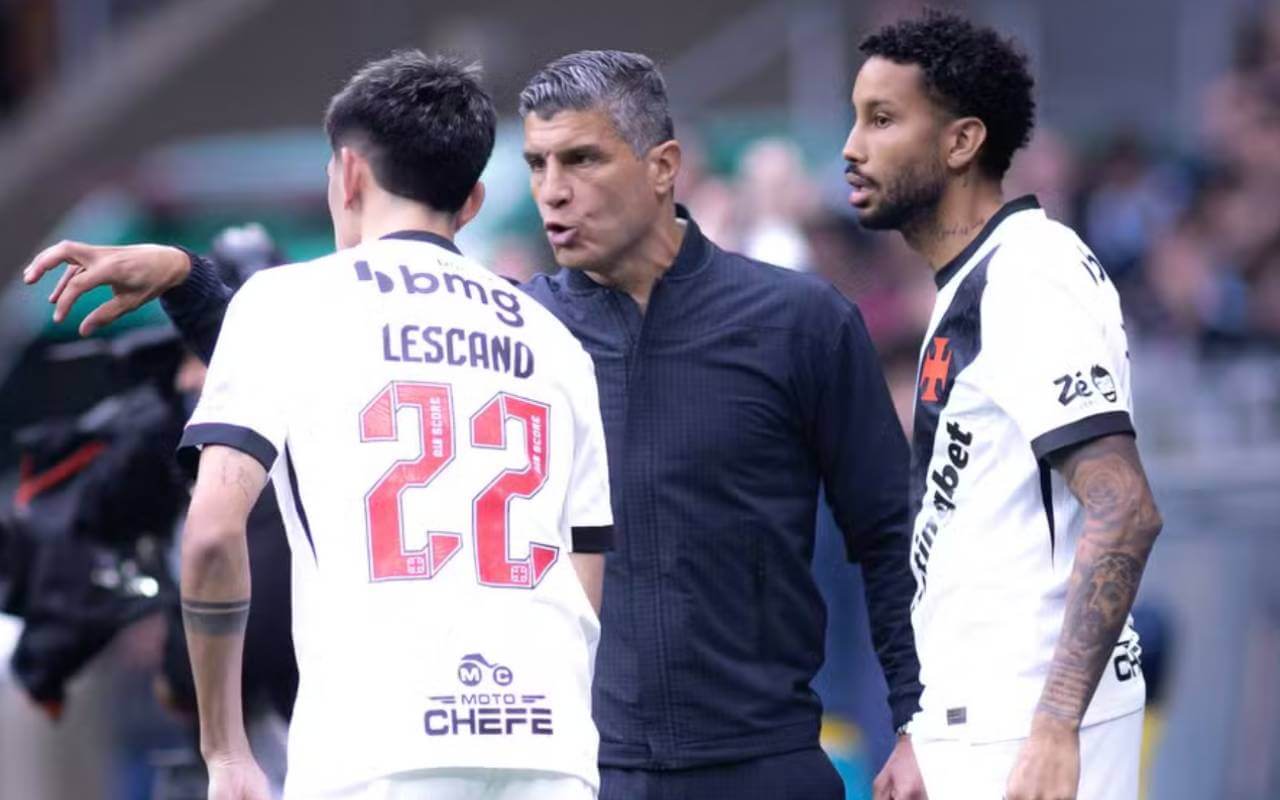 Pedro Emanuel conversando com Lescano e Jair