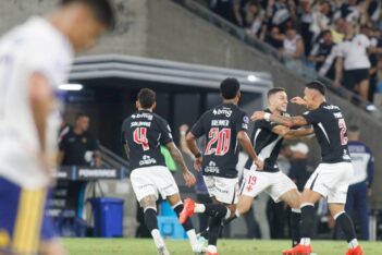Puma comemorando gol contra o Boca Juniors