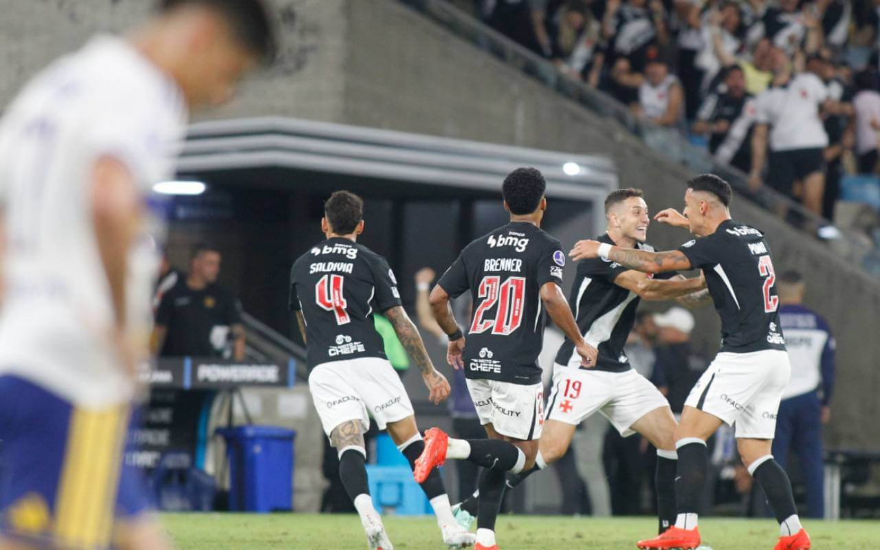 Puma comemorando gol contra o Boca Juniors