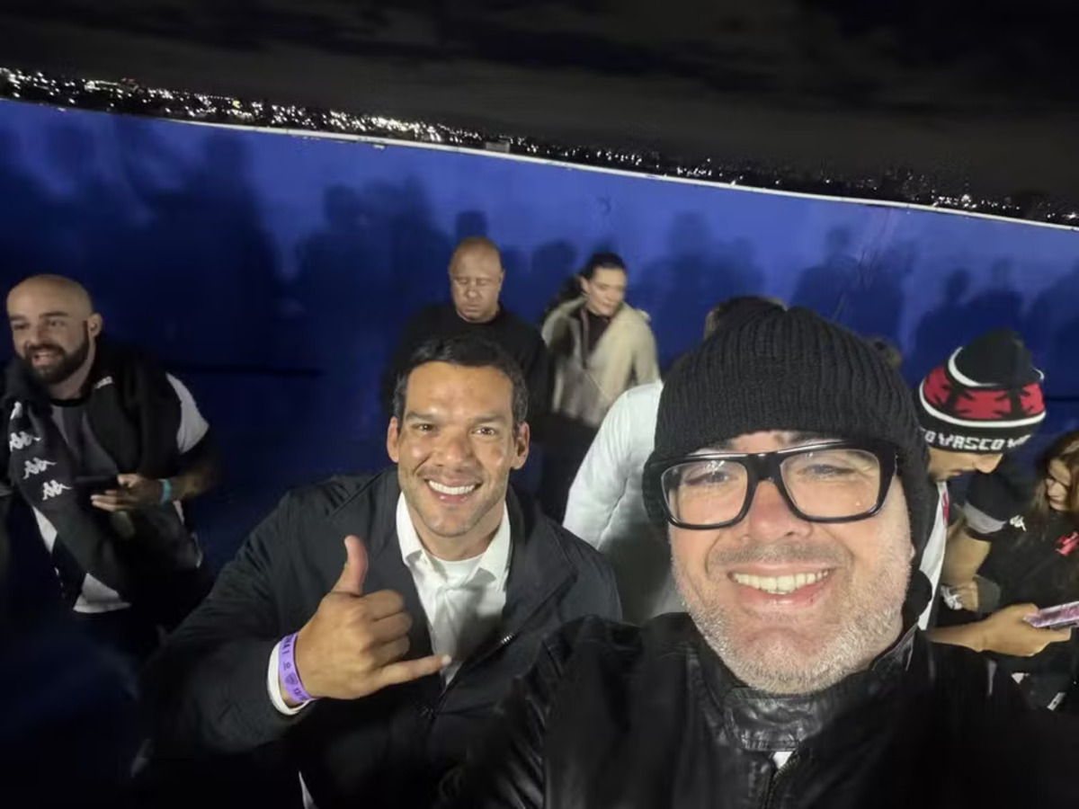 Samir Xaud viu parte do jogo contra o Boca no meio da torcida do Vasco