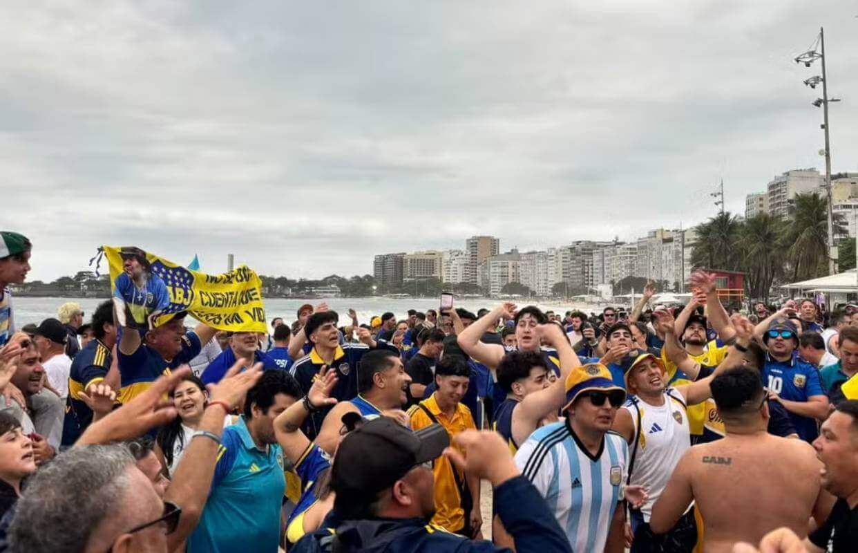 Torcida do Boca na praia de Copacabana