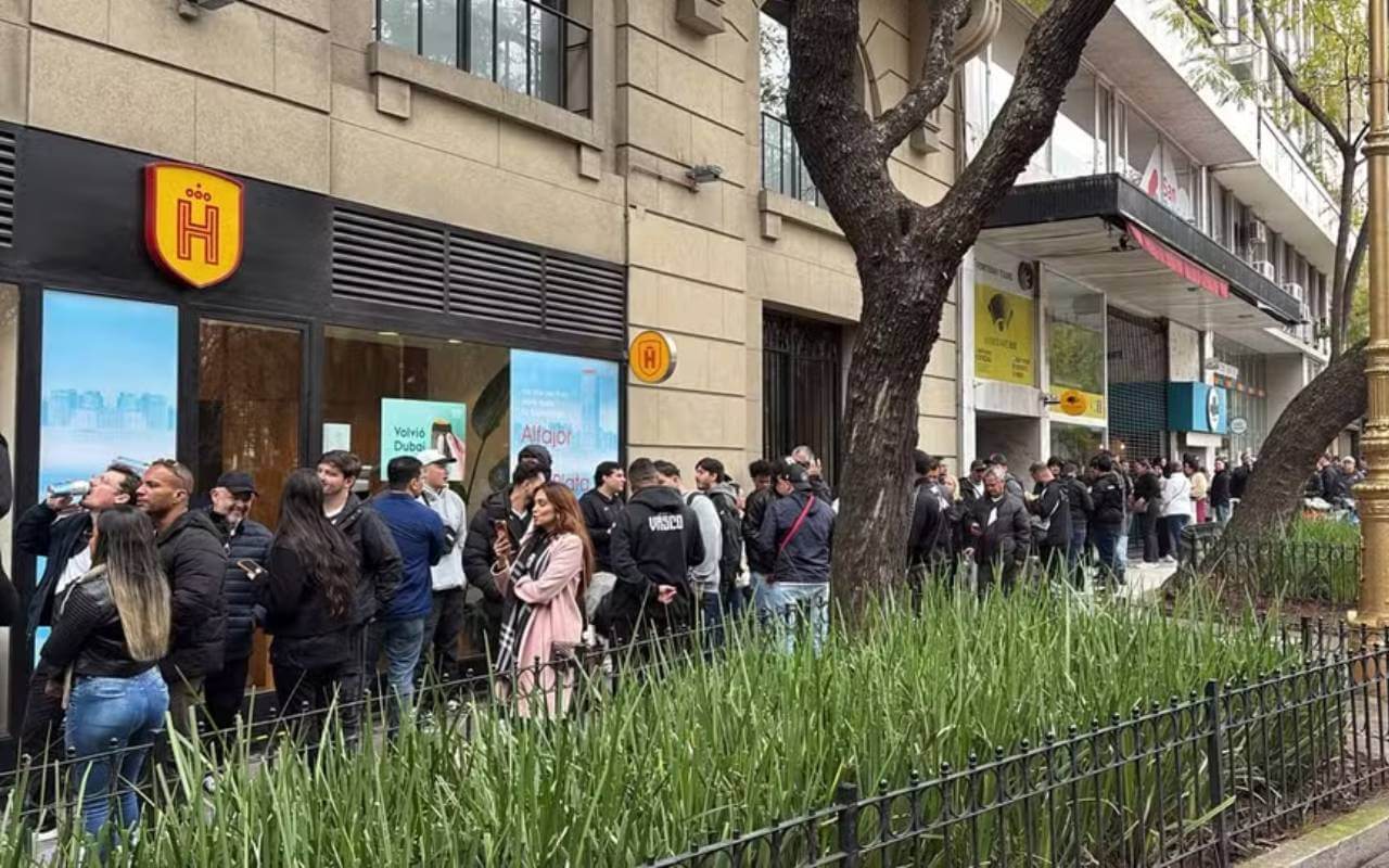 Fila da torcida do Vasco em Buenos Aires