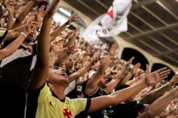 Torcida do Vasco em jogo contra o Corinthians em SJ