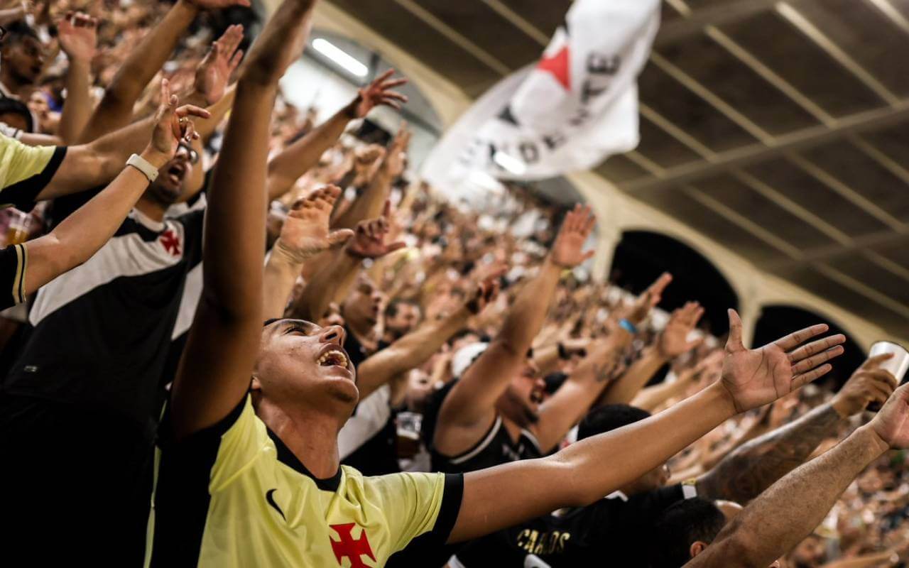 Torcida do Vasco em jogo contra o Corinthians em SJ