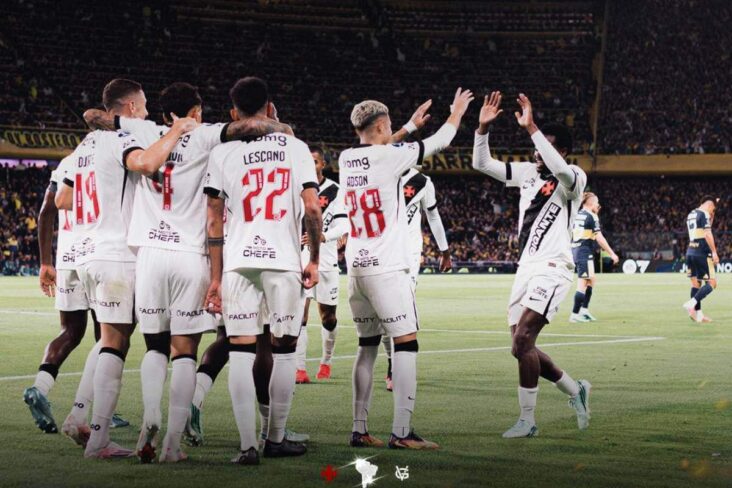 Jogadores do Vasco comemorando gol contra o Boca