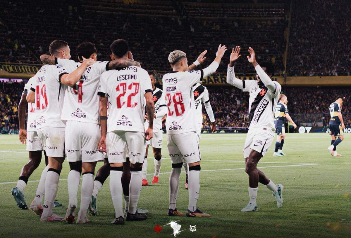 Jogadores do Vasco comemorando gol contra o Boca